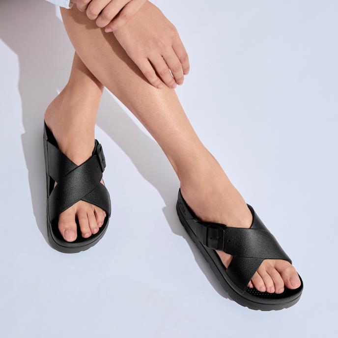 totes® SOLBOUNCE Ladies Cross Front Buckle Slider Black