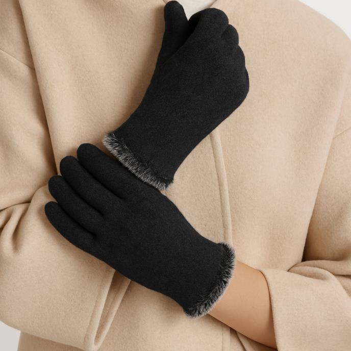 Isotoner® Ladies Thermal SmarTouch™  Glove With Tipped Fur Cuff Black